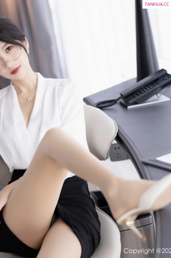 林乐一  [XiuRen]高清写真图 2023.03.20 No.6439 林乐一 短裙美腿第22张图片
